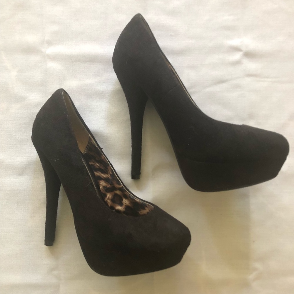 Black suede pump size 6